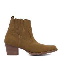 Kowbojki DeeZee. Brązowe botki DeeZee, bez wzorów, bez obcasa, na słupku, bez zapięcia. Za 179.99 zł.