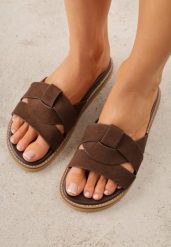 Ciemnobrązowe Klapki VICES z Geometryczną Cholewką Lorazeiros. Brązowe klapki Renee, z aplikacjami, z jeansu, bez obcasa, na płaskiej podeszwie. Za 89.99 zł.