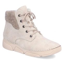 Botki Rieker. Brązowe botki Rieker, bez wzorów, bez obcasa, na płaskiej podeszwie, bez zapięcia. Za 329.99 zł.