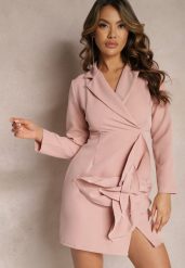 Różowa Sukienka Mini w Stylu Marynarki z Długimi Rękawami i Kwiatową Aplikacją Tansiwia. Czerwone sukienki Renee, l, z aplikacjami, bez kołnierzyka, bez ramiączek, mini, kopertowe. Za 114.99 zł.