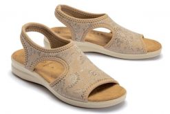 SANITAL FLEX 8056.17 beige, sandały damskie. Brązowe sandały Sanital-Flex, bez wzorów, bez obcasa, na koturnie, bez zapięcia. Za 164.90 zł.