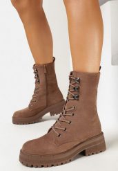 Brązowe Botki Workery z Imitacji Zamszu Iothy. Brązowe botki Born2be, bez wzorów, bez obcasa, na płaskiej podeszwie, bez zapięcia. Za 169.99 zł.