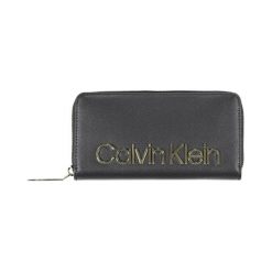 Portfel w kolorze czarnym. Czarne portfele Calvin Klein, bez wzorów, z materiału. W wyprzedaży za 299.95 zł.