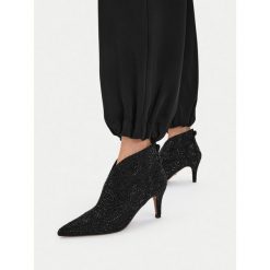 Botki Nine West. Czarne botki Nine West, bez wzorów, bez obcasa, na szpilce, bez zapięcia. Za 299.99 zł.