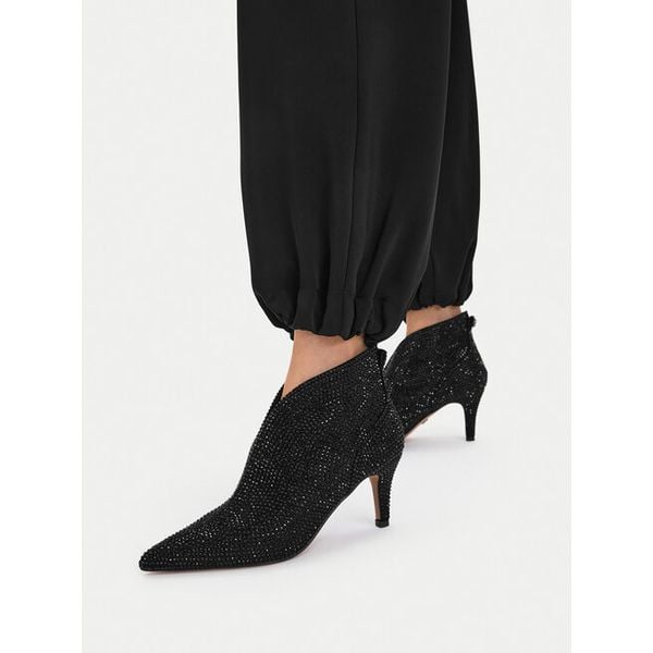 Botki Nine West. Czarne botki Nine West, bez wzorów, bez obcasa, na szpilce, bez zapięcia. Za 299.99 zł.