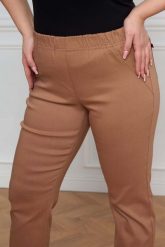 Beżowe spodnie Nilda z prostą nogawką wysoki stan PLUS SIZE XXL. Brązowe spodnie materiałowe Nasi partnerzy, do pracy, plus size, bez wzorów, z elastanu, z podwyższonym stanem, plus size, krótkie. Za 159.90 zł.