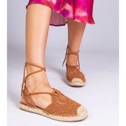 Brązowe sandały espadryle na płaskim obcasie. Brązowe sandały w ażurowe wzory, z materiału, eleganckie, z okrągłym noskiem, bez obcasa, na płaskiej podeszwie, bez zapięcia. Za 73.74 zł.