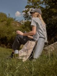 4F T-shirt loose z nadrukiem damski - szary M. Szare t-shirty 4f, m, bez wzorów, z bawełny, bez kołnierzyka, bez ramiączek. Za 79.99 zł.