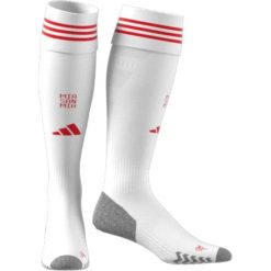 Skarpetki domowe Bayern Monachium 2025/26. Białe skarpety Adidas, bez wzorów. Za 179.50 zł.