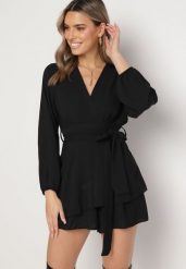 Czarna Kopertowa Sukienka Kombinezon Mini z Falbanką Bomina. Czarne sukienki Born2be, bez wzorów, z materiału, bez kołnierzyka, bez ramiączek, mini, kopertowe. Za 119.99 zł.
