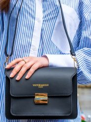 Victor & Hugo Paris Skórzana torebka "Chanon" w kolorze czarnym - 22,5 x 15 x 6,5 cm rozmiar: onesize. Czarne torby na ramię Victor & Hugo Paris, bez wzorów, z materiału, na ramię, bez dodatków. Za 326.99 zł.