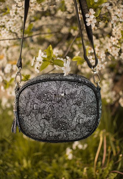 Listonoszka skórzana SHE 665a czarny kwiaty. Czarne torebki klasyczne SHE, bez wzorów, ze skóry, bez dodatków. Za 229.99 zł.