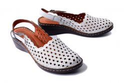 ARTIKER RELAKS 56C0065 white, sandały damskie. Białe sandały Artiker Relaks, bez wzorów, bez obcasa, bez zapięcia. Za 259.90 zł.