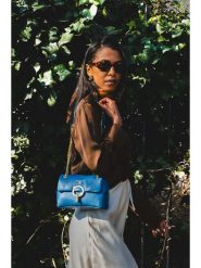 Victor & Hugo Paris Torebka "Sarya" w kolorze niebieskim - 20 x 14 x 6 cm rozmiar: onesize. Niebieskie torby na ramię Victor & Hugo Paris, bez wzorów, z materiału, na ramię, bez dodatków. Za 252.99 zł.