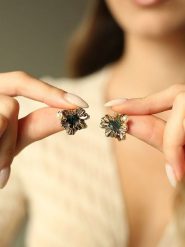 Pierres delicates Pozłacane kolczyki-wkrętki z perłami i onyksami rozmiar: onesize. Białe kolczyki Pierres delicates, z onyksem, pozłacane. Za 39.99 zł.