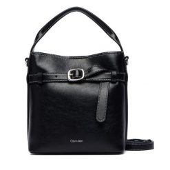Torebka Calvin Klein. Czarne torebki klasyczne Calvin Klein, bez wzorów, bez dodatków. Za 569.99 zł.