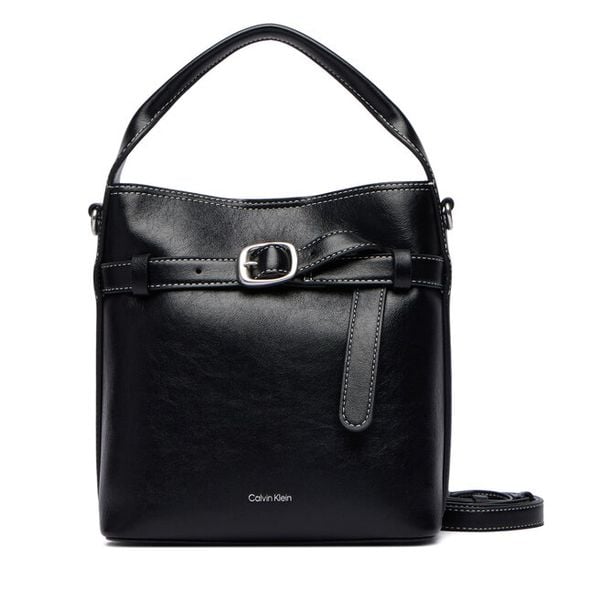 Torebka Calvin Klein. Czarne torebki klasyczne Calvin Klein, bez wzorów, bez dodatków. Za 569.99 zł.