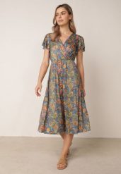 Niebieska Sukienka o Kopertowym Kroju z Dodatkiem Wiskozy we Wzór Paisley Harea. Niebieskie sukienki Born2be, na co dzień, na lato, l, bez wzorów, z materiału, eleganckie, bez kołnierzyka, bez ramiączek, midi, kopertowe. Za 59.99 zł.