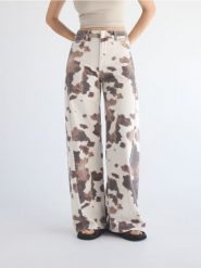 Jeansy wide leg ze zwierzęcym wzorem - wielobarwny. Jeansy Reserved, bez wzorów. W wyprzedaży za 139.99 zł.