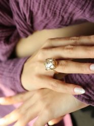 Pierres delicates Pozłacany pierścionek z masą perłową i cyrkoniami rozmiar: onesize. Białe pierścionki Pierres delicates, z cyrkonią, pozłacane. Za 30.99 zł.