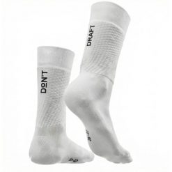 Oddychające skarpety kolarskie „Don't Draft” – Białe. Białe skarpety C-LAB, bez wzorów. Za 117.00 zł.