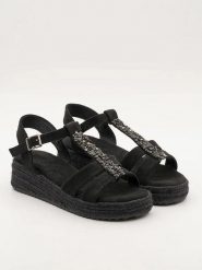 Belucci Sandały w kolorze czarnym na koturnie rozmiar: 38. Czarne sandały Belucci, bez wzorów, z otwartym noskiem, bez obcasa, na koturnie, bez zapięcia. Za 110.55 zł.