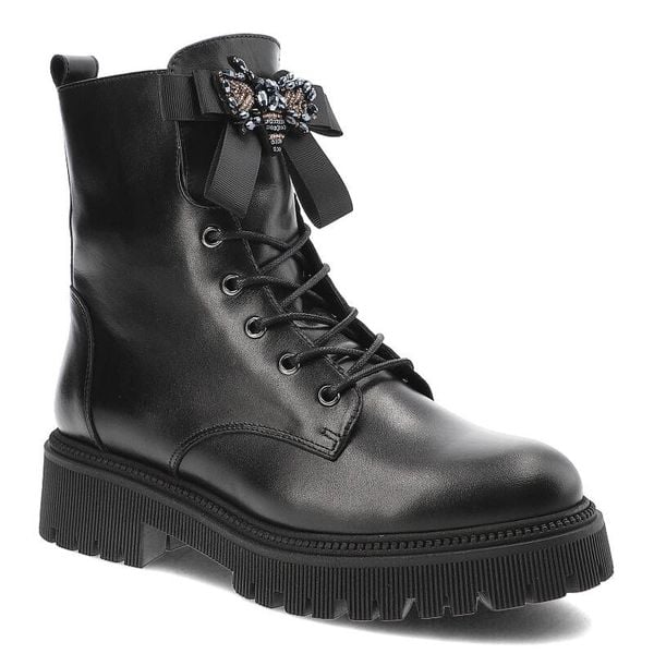 Czarne Botki Karino Modne Buty Na Jesień. Czarne botki Karino, na jesień, bez wzorów, ze skóry, bez obcasa, bez zapięcia. Za 429.00 zł.