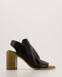 SANDAŁY Z CHOLEWKĄ 030171324 BLACK. Czarne sandały Venezia, bez wzorów, ze skóry, bez obcasa, bez zapięcia. Za 359.00 zł.