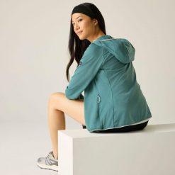 Damska bluza polarowa Huntdale z kapturem i zamkiem błyskawicznym. Zielone bluzy Regatta, bez wzorów, z elastanu, z kapturem. W wyprzedaży za 169.99 zł.