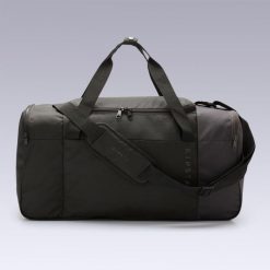 Torba sportowa Kipsta Essential 55 l. Czarne torby na ramię DECATHLON, bez wzorów, z materiału, sportowe, na ramię, bez dodatków. Za 59.99 zł.