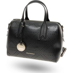 TOREBKA Emporio Armani. Czarne torby na ramię Emporio Armani, z aplikacjami, ze skóry ekologicznej, na ramię, z nadrukiem, bez dodatków. Za 593.00 zł.