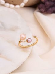 Pierres de Jade Pozłacany pierścionek z perłami rozmiar: onesize. Różowe pierścionki Pierres de Jade, z perłą, pozłacane. Za 30.99 zł.