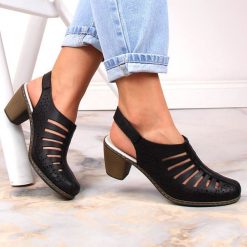 Skórzane komfortowe sandały damskie na obcasie Rieker 40959-00. Sandały Rieker, bez wzorów, ze skóry, bez obcasa, na obcasie, bez zapięcia. Za 319.00 zł.