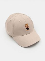 Czapka z daszkiem z haftowanym misiem - beżowy. Brązowe czapki Sinsay, bez wzorów. Za 15.99 zł.