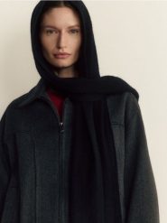 Wełniany szal z kaszmirem - czarny. Czarne szaliki Reserved, bez wzorów, z kaszmiru. W wyprzedaży za 139.99 zł.