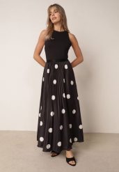 Czarna Rozkloszowana Spódnica w Stylu Retro Plisowana w Grochy Kasosa. Czarne spódnice Born2be, na co dzień, m, bez wzorów, eleganckie, maxi, dopasowane. Za 119.99 zł.