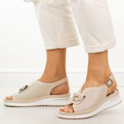 Beżowe skórzane sandały damskie Cambell 40328. Brązowe sandały Cambell, z aplikacjami, z jeansu, casualowe, z okrągłym noskiem, bez obcasa, na platformie, bez zapięcia. Za 219.00 zł.