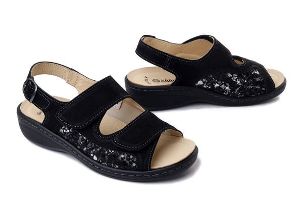 Dr. Brinkmann 710135-01 czarny, sandały damskie. Czarne sandały Dr. Brinkmann, bez wzorów, ze skóry, bez obcasa, bez zapięcia. Za 394.90 zł.