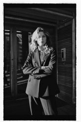 Marynarka z ozdobnymi guzikami czarna. Czarne marynarki i żakiety MOODO, l, bez wzorów, z elastanu. Za 219.99 zł.