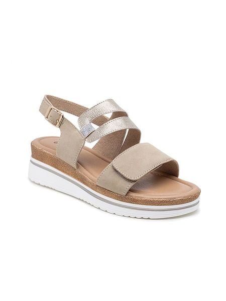 Foreverfolie Sandały w kolorze złotym na koturnie rozmiar: 40. Żółte sandały Foreverfolie, bez wzorów, z otwartym noskiem, bez obcasa, na koturnie, bez zapięcia. Za 83.22 zł.