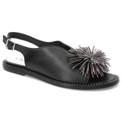 Czarne Sandały Chebello Modne Obuwie Damskie. Czarne sandały CheBello, z aplikacjami, ze skóry, eleganckie, bez obcasa, na płaskiej podeszwie, bez zapięcia. Za 389.00 zł.