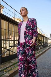 Marynarka w kwiaty granatowa. Marynarki i żakiety MOODO, bez wzorów, z elastanu. Za 199.99 zł.