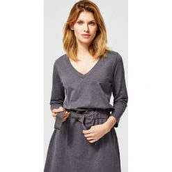Sukienka z paskiem. Szare sukienki MOODO, l, bez wzorów, bez kołnierzyka, bez ramiączek. Za 29.99 zł.