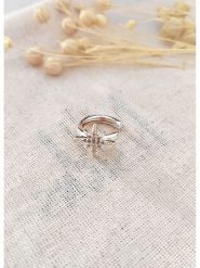 Miu Silver Srebrna nausznica z cyrkoniami rozmiar: onesize. Szare kolczyki Miu Silver, z cyrkonią, srebrne. Za 60.99 zł.