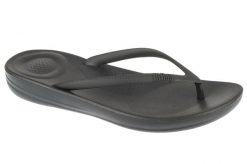 Klapki damskie FitFlop Iqushion Ergonomic TPU. Czarne klapki Flip Flop, bez wzorów, z materiału, bez obcasa. Za 225.50 zł.