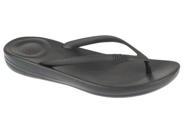 Klapki damskie FitFlop Iqushion Ergonomic TPU. Czarne klapki Flip Flop, bez wzorów, z materiału, bez obcasa. Za 225.50 zł.