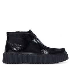 Trzewiki Clarks. Czarne botki Clarks, bez wzorów, bez obcasa, na płaskiej podeszwie, bez zapięcia. Za 519.99 zł.