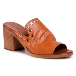 Klapki QUAZI. Brązowe klapki QUAZI, bez wzorów, bez obcasa. Za 259.99 zł.