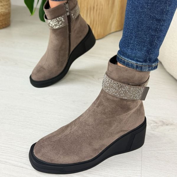 Szare zamszowe botki damskie DiA 52-191. Szare botki DiA, na jesień, bez wzorów, z jeansu, z okrągłym noskiem, bez obcasa, na koturnie, bez zapięcia. Za 359.00 zł.