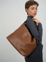 Christian Laurier Skórzana torebka "Orient" w kolorze jasnobrązowym - 38,5 x 34 x 13 cm rozmiar: onesize. Brązowe torby na ramię Christian Laurier, bez wzorów, z materiału, na ramię, bez dodatków. Za 413.99 zł.